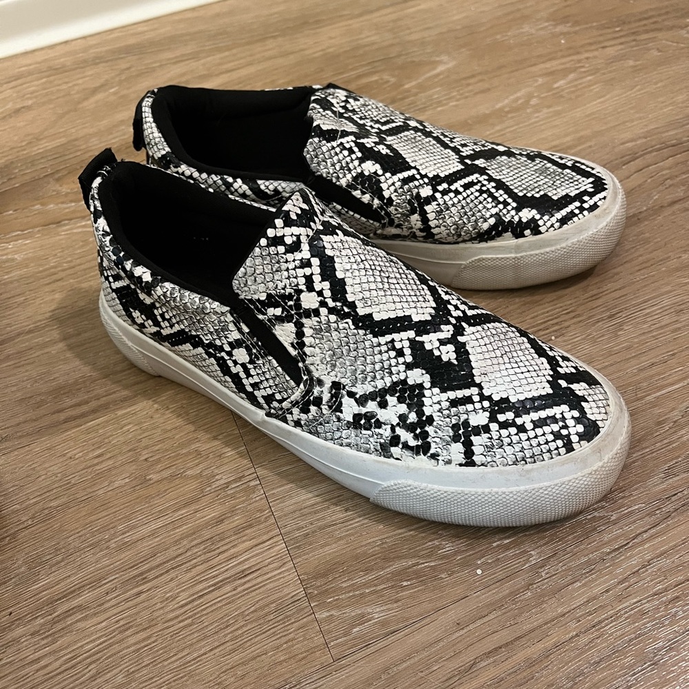 Sneaker slip ons// good condition // worn twice